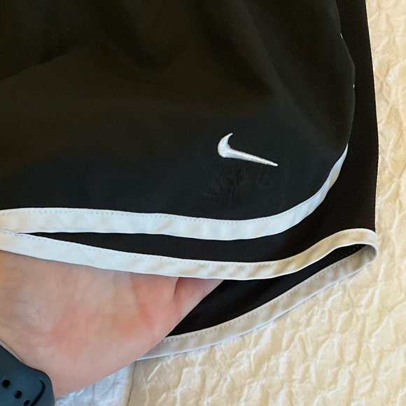 Nike Dri-Fit shorts (Large) - Picture 3 of 9